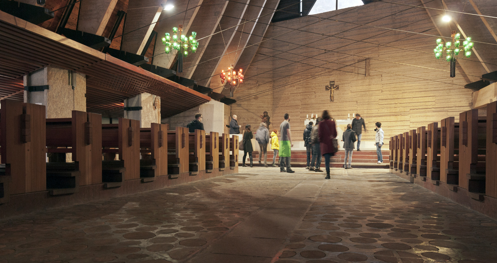 Villaggio Eni di Borca, la Chiesa di Gellner e Scarpa durante una visita di Progettoborca_Foto Giacomo De Donà