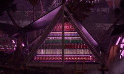 Tent Lab - Reinterpreta l'architettura da campeggio di Edoardo Gellner in una struttura modulare temporanea decorata da motivi quadrati intagliati a mano e trasformata in un luogo per la comunità del villaggio per sperimentare con l'edibile della foresta così come con elementi esotici